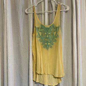 Flowy tank with side slits